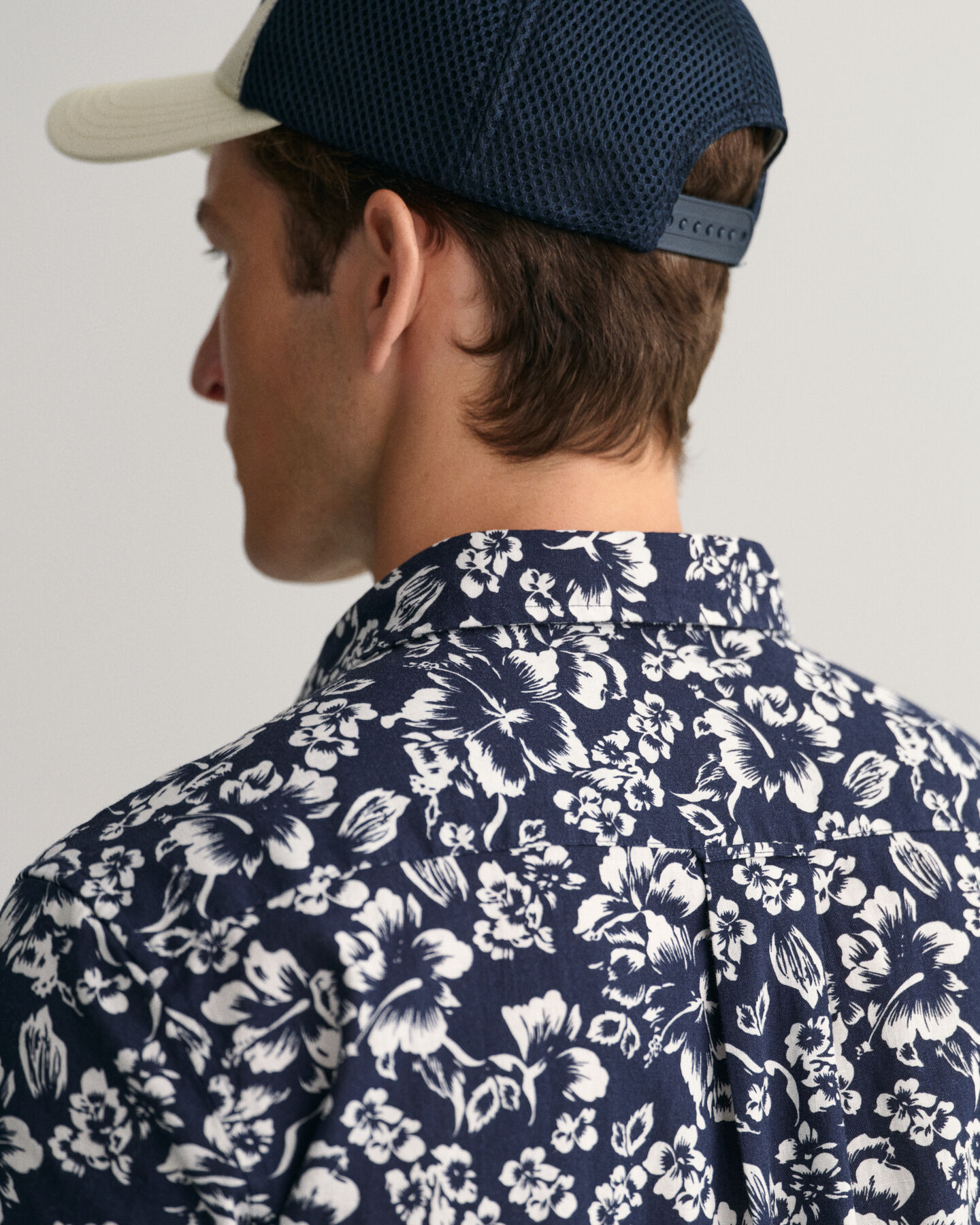 Regular&nbsp;fit ‑mitoitettu lyhythihainen paita kukkakuvioista puuvillapellavaa