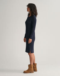 Joustopuuvillainen palmikkoneulemekko, jossa pyöreä pääntie