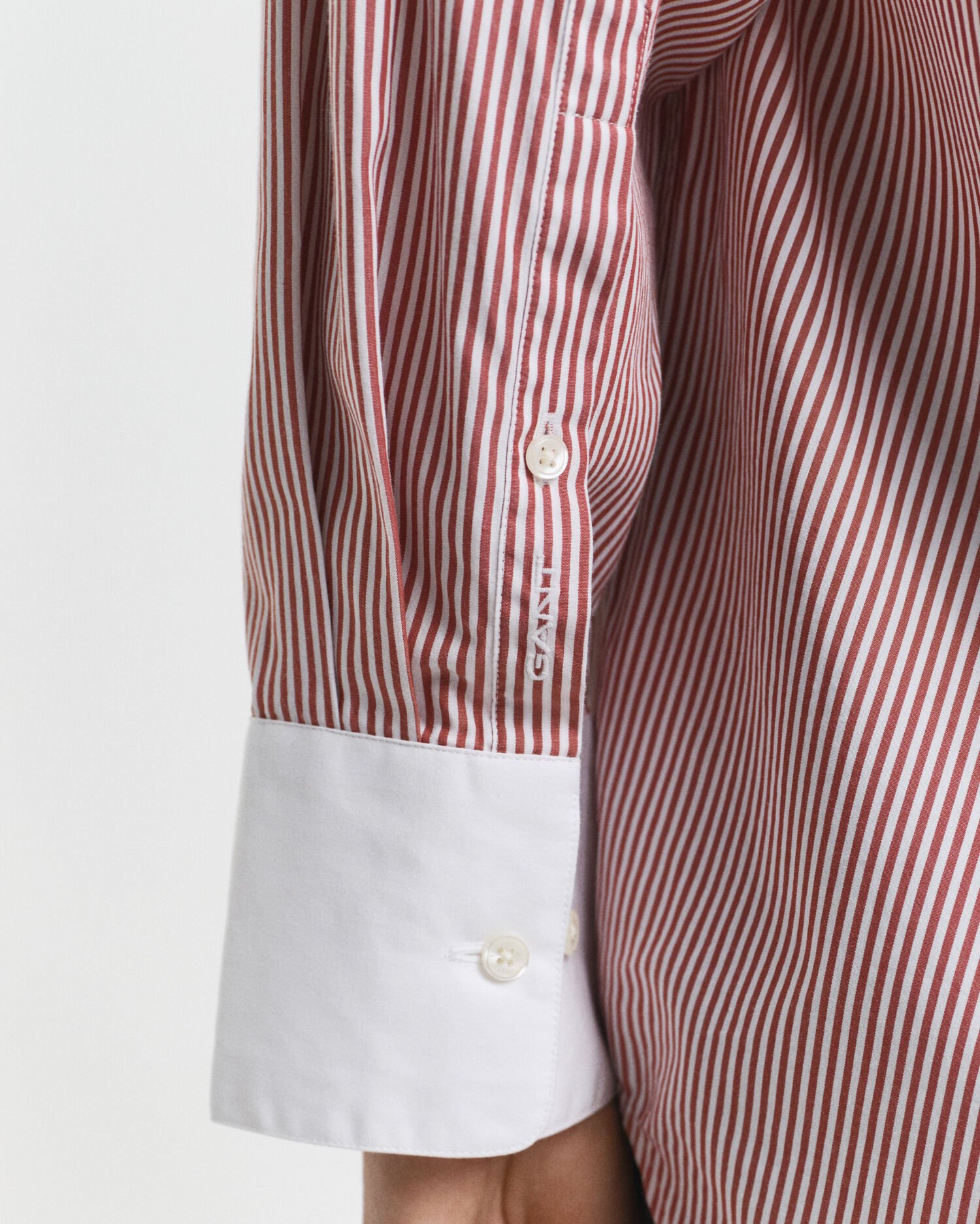 Oversized fit ‑mitoitettu raitapaita, kontrastivärinen kaulus