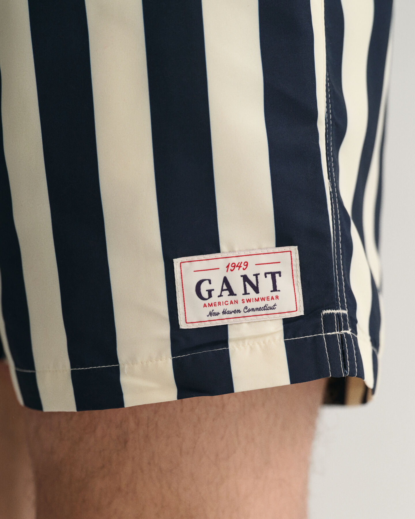 Classic fit ‑mitoitetut leveäraidalliset uimashortsit