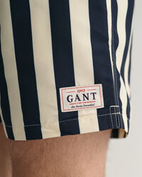 Classic fit ‑mitoitetut leveäraidalliset uimashortsit