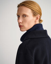 Käsin tikattu bleiseri vyöllä