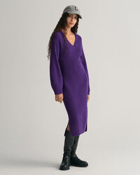 V‑kauluksinen joustinneulevillamekko