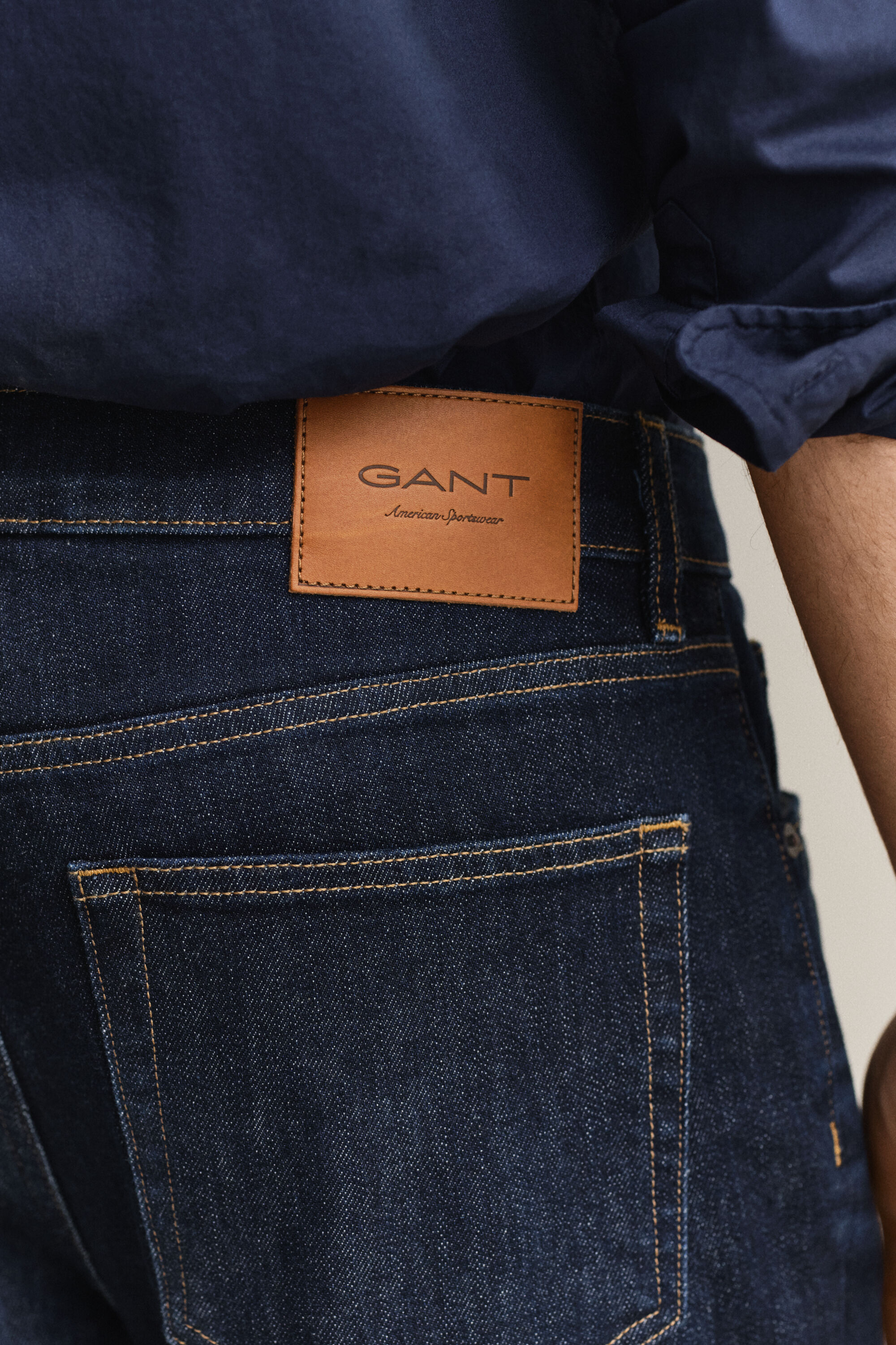 Regular fit ‑mitoitetut farkut