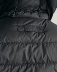 Kevyt hupullinen untuvatakki