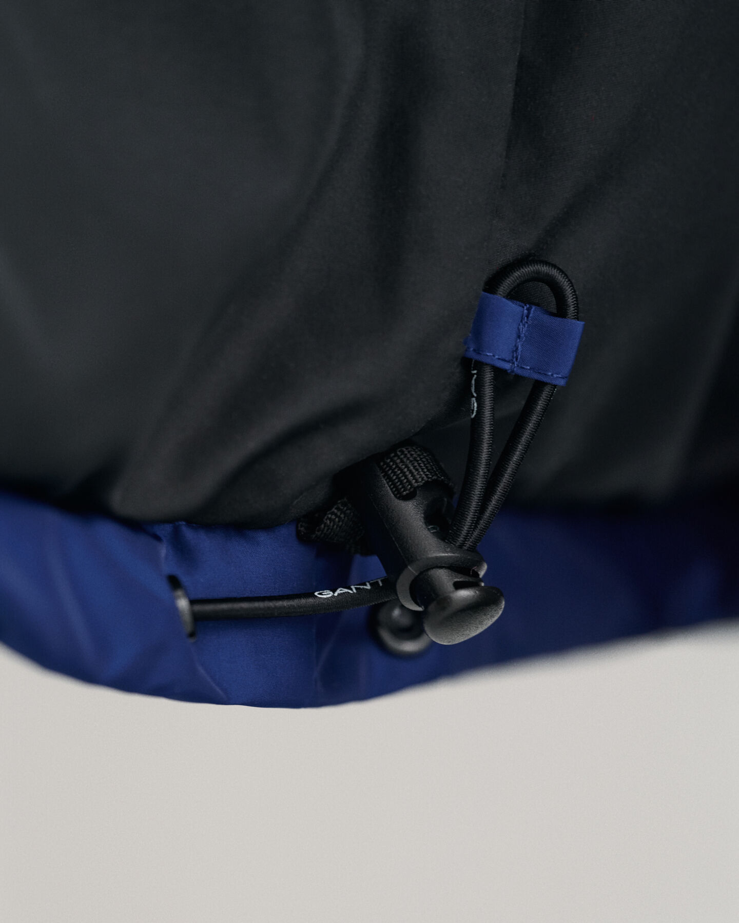 Kontrastivärinen toppatakki