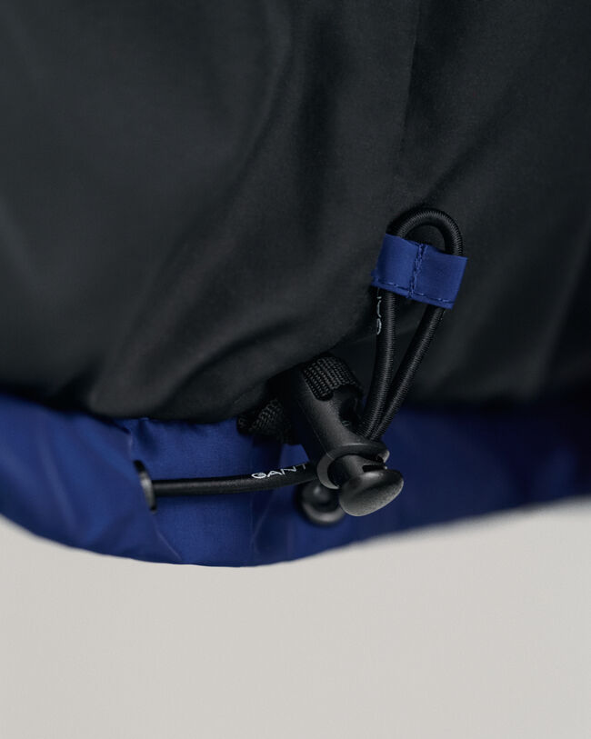 Kontrastivärinen toppatakki