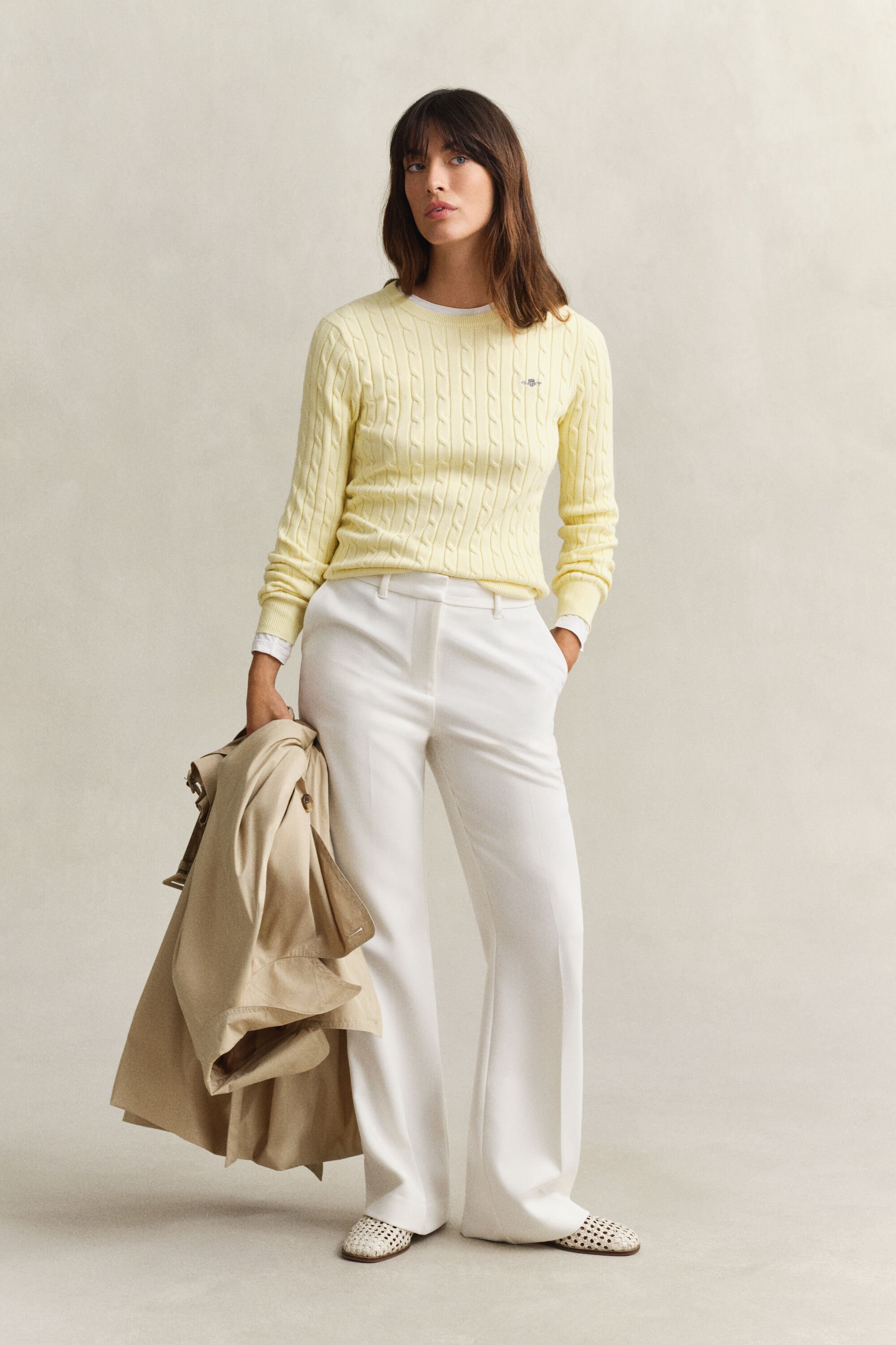 Palmikkoneule, jossa pyöreä pääntie