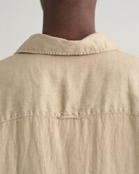 Relaxed&nbsp;fit ‑mitoitettu valmiina v&auml;rj&auml;tty lyhythihainen pellavapaita