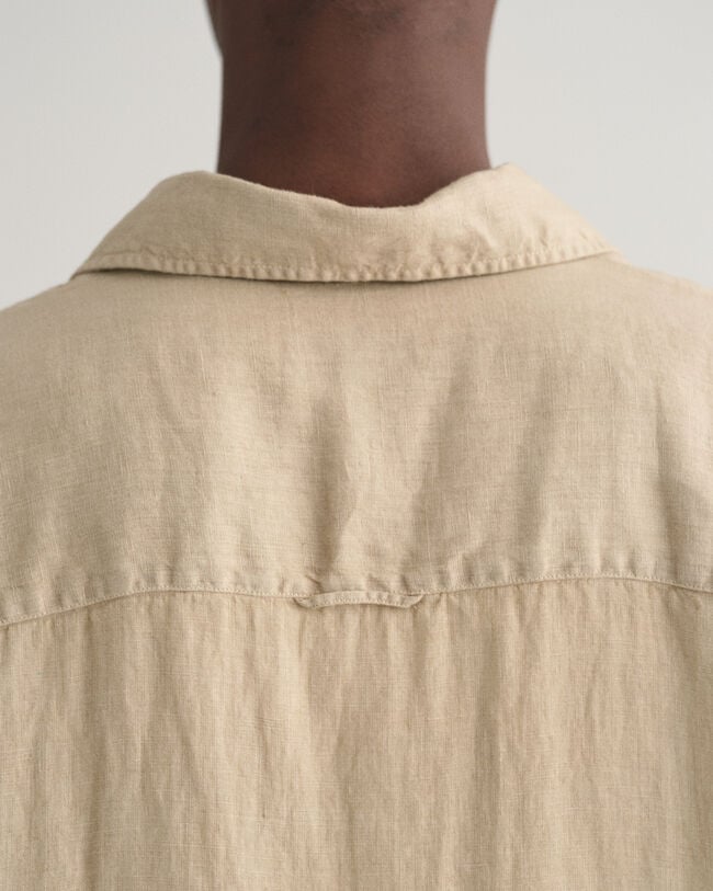 Relaxed&nbsp;fit ‑mitoitettu valmiina v&auml;rj&auml;tty lyhythihainen pellavapaita