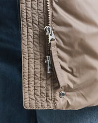 Relaxed fit ‑mitoitettu untuvatakki