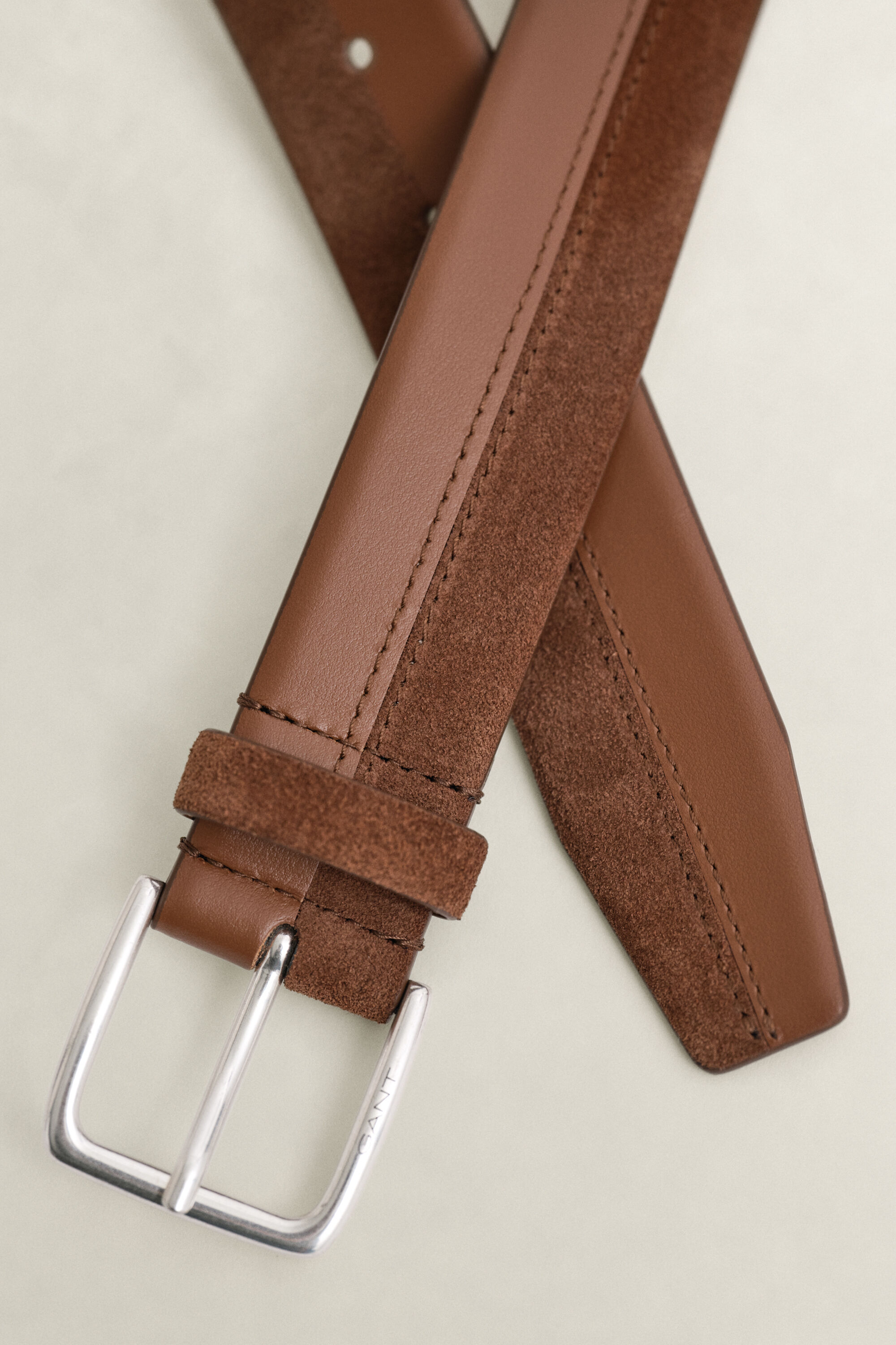 Nahkaa ja mokkaa yhdistävä vyö