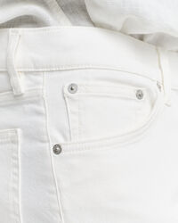 Regular fit ‑mitoitetut valkoiset farkut