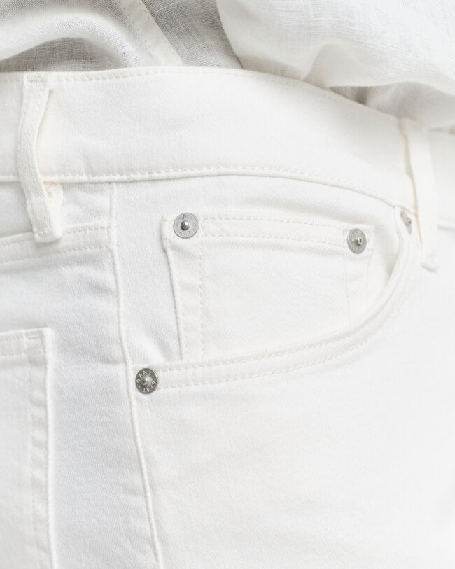 Regular fit ‑mitoitetut valkoiset farkut