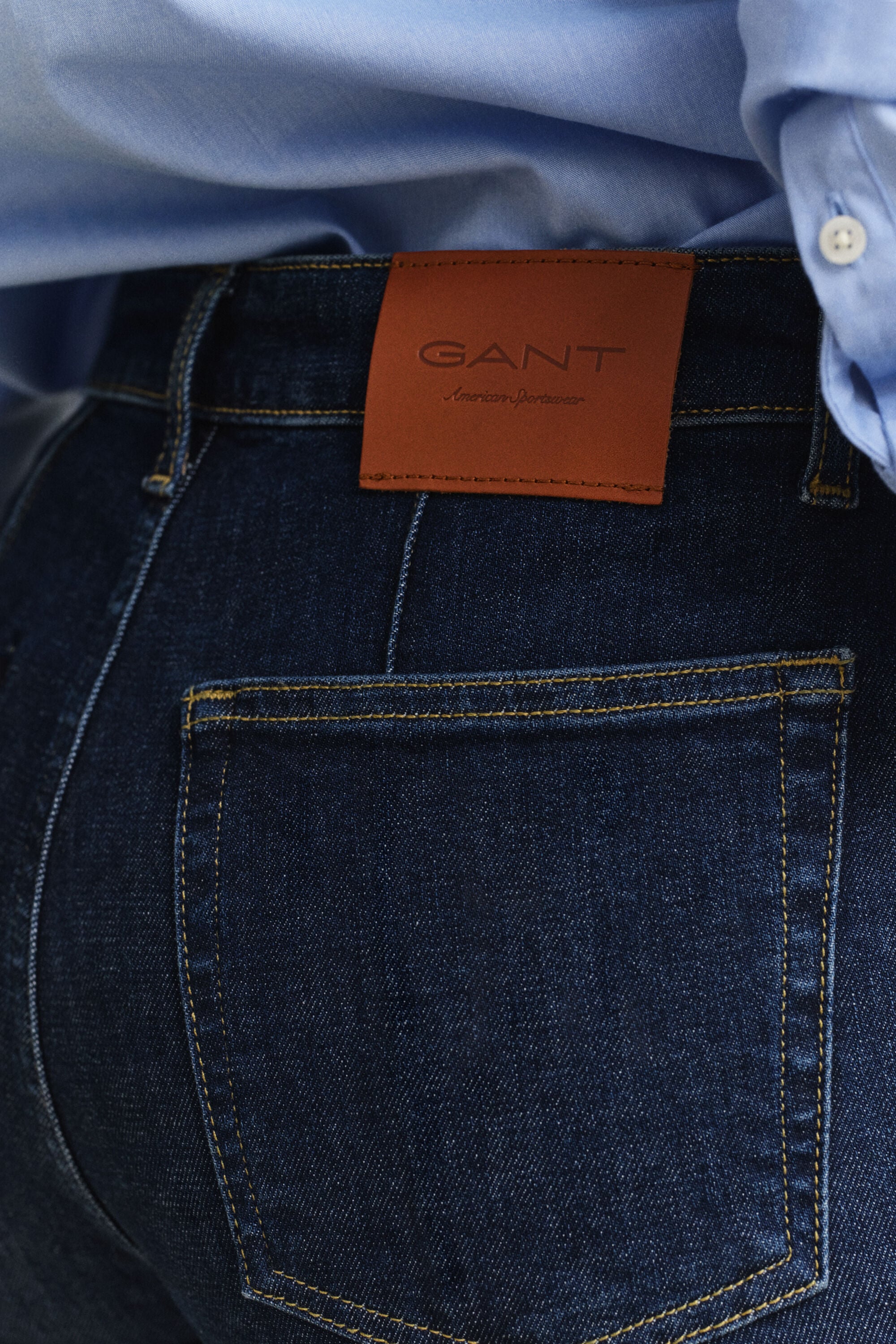 Slim fit -mitoitetut alaspäin levenevät prässifarkut
