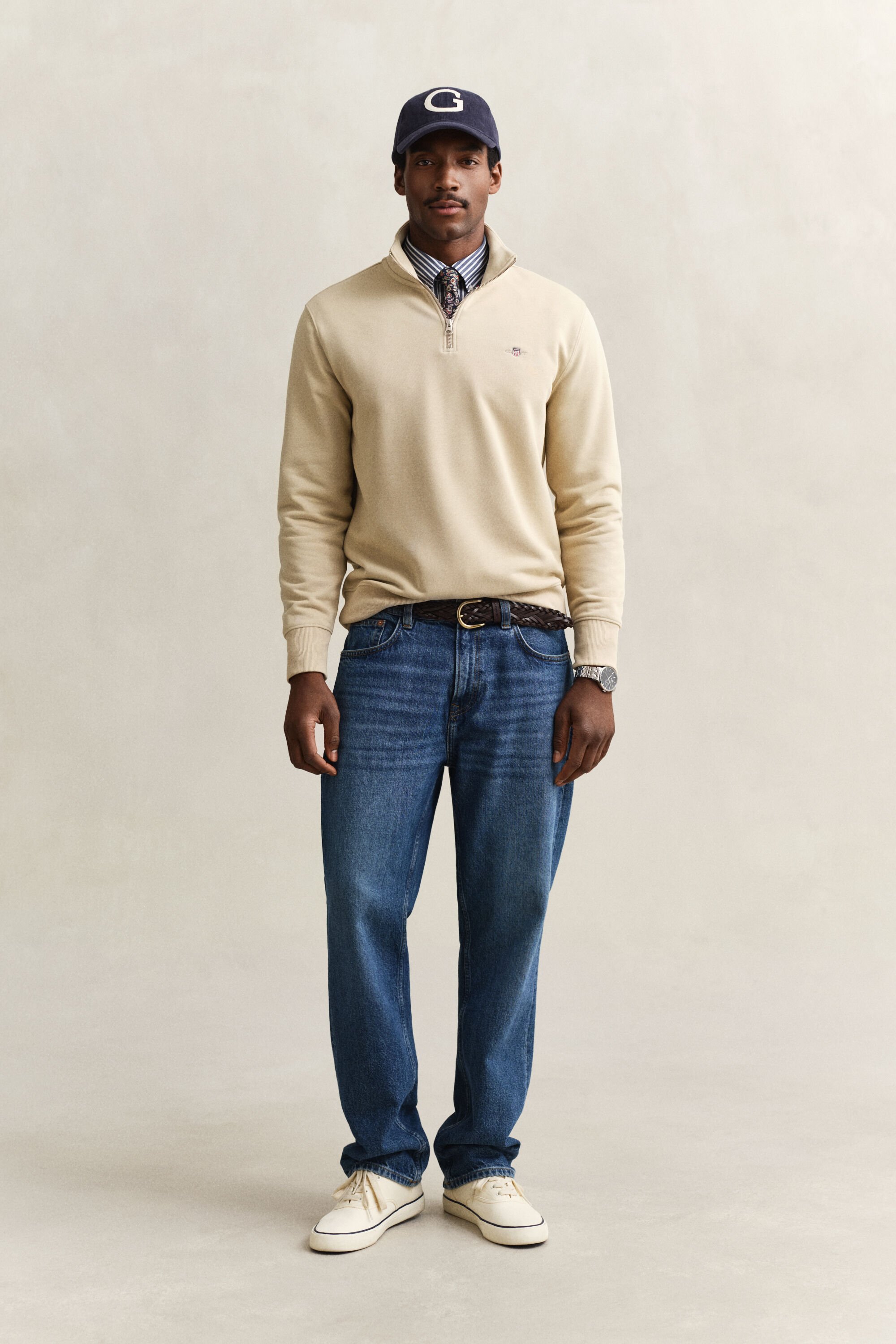 Shield‑collegepaita, jossa vetoketju pääntiellä