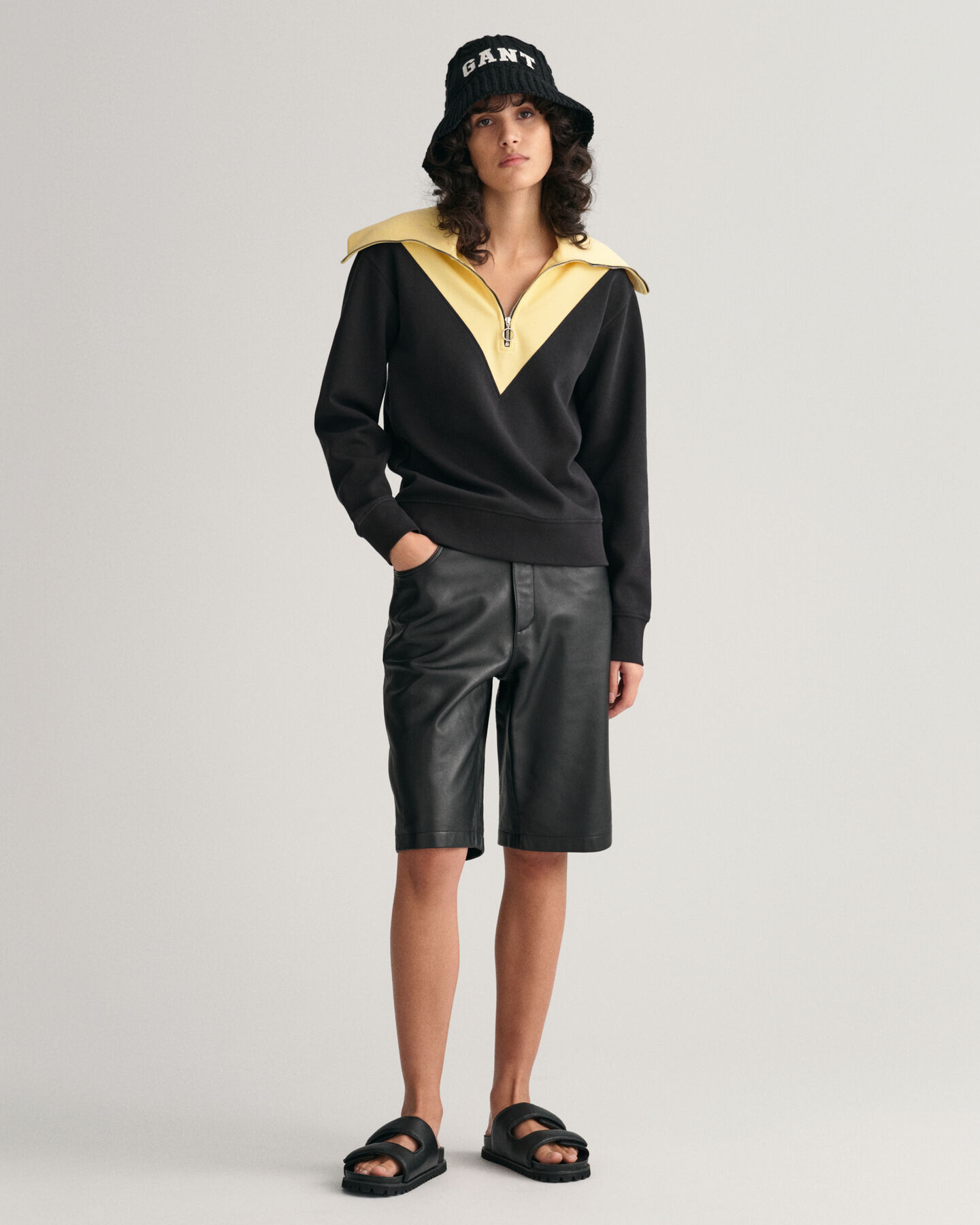 Oversized fit -mitoitettu collegepaita, jossa vetoketju p&auml;&auml;ntiell&auml; ja v&auml;ripintoja