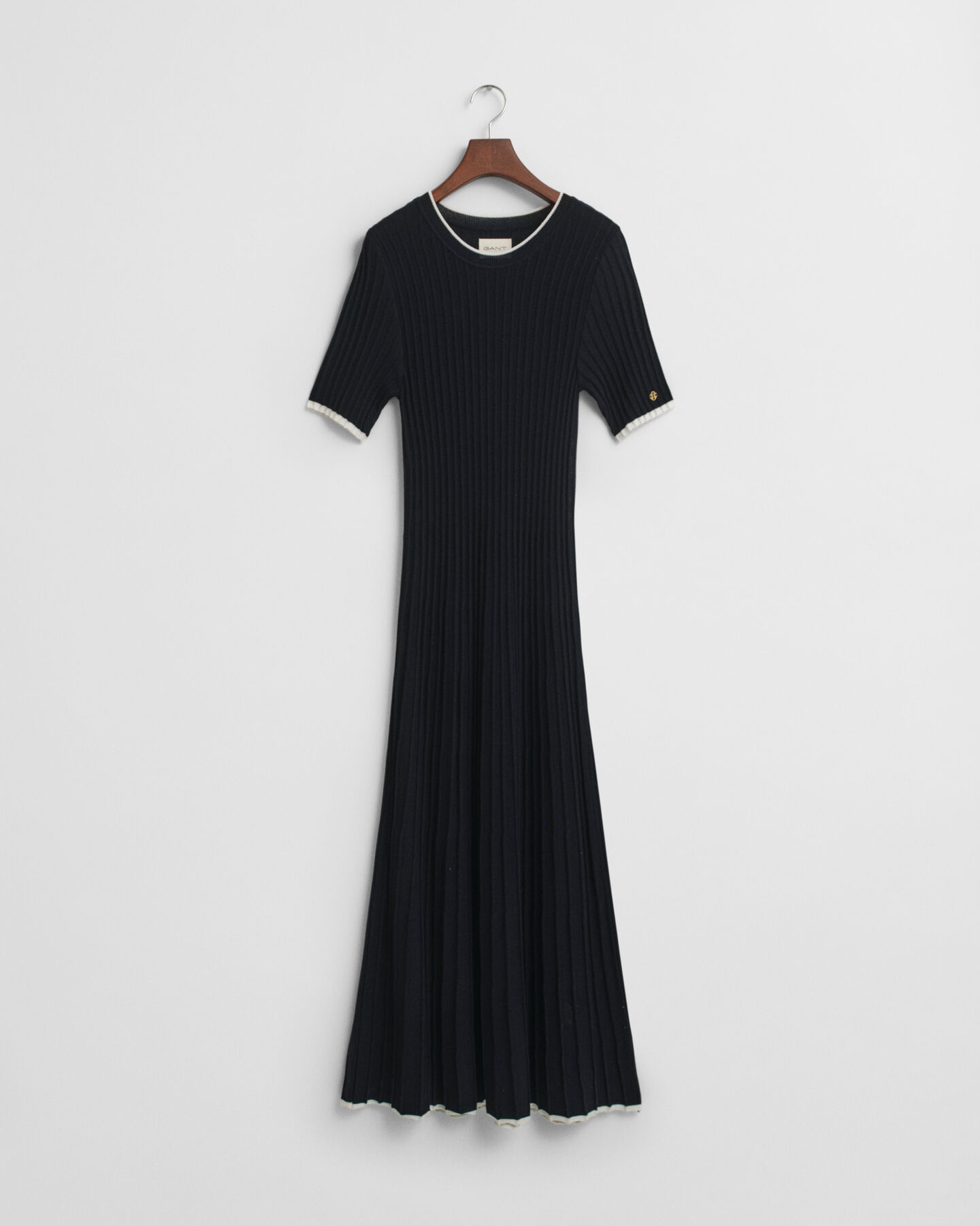 Kontrastivärinen joustinneulemekko