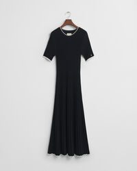 Kontrastivärinen joustinneulemekko