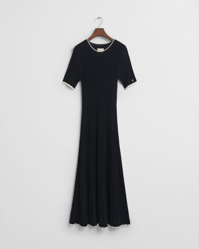 Kontrastivärinen joustinneulemekko