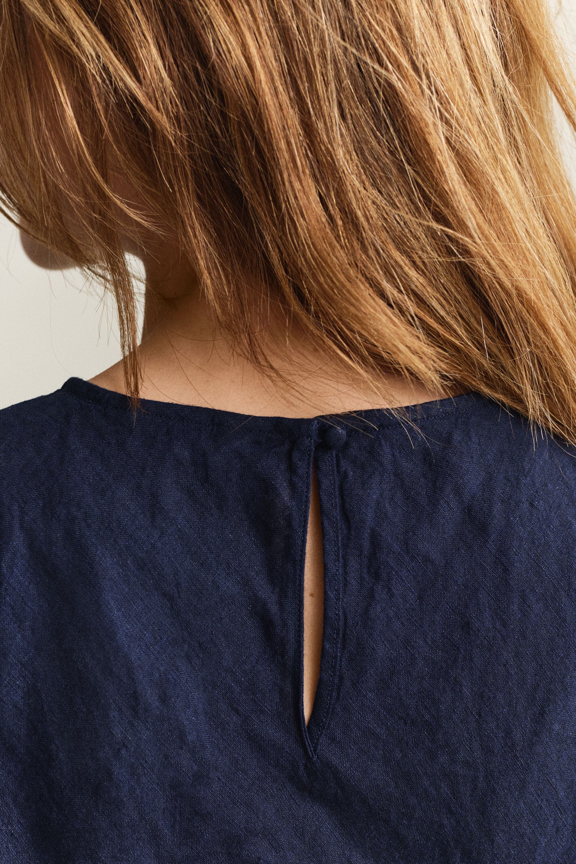 Vinoon leikattu midimittainen pellavamekko