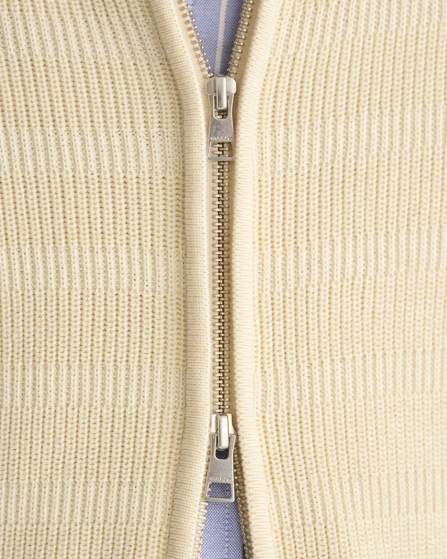 Kohopintainen raidallinen vetoketjullinen puuvillaneuletakki