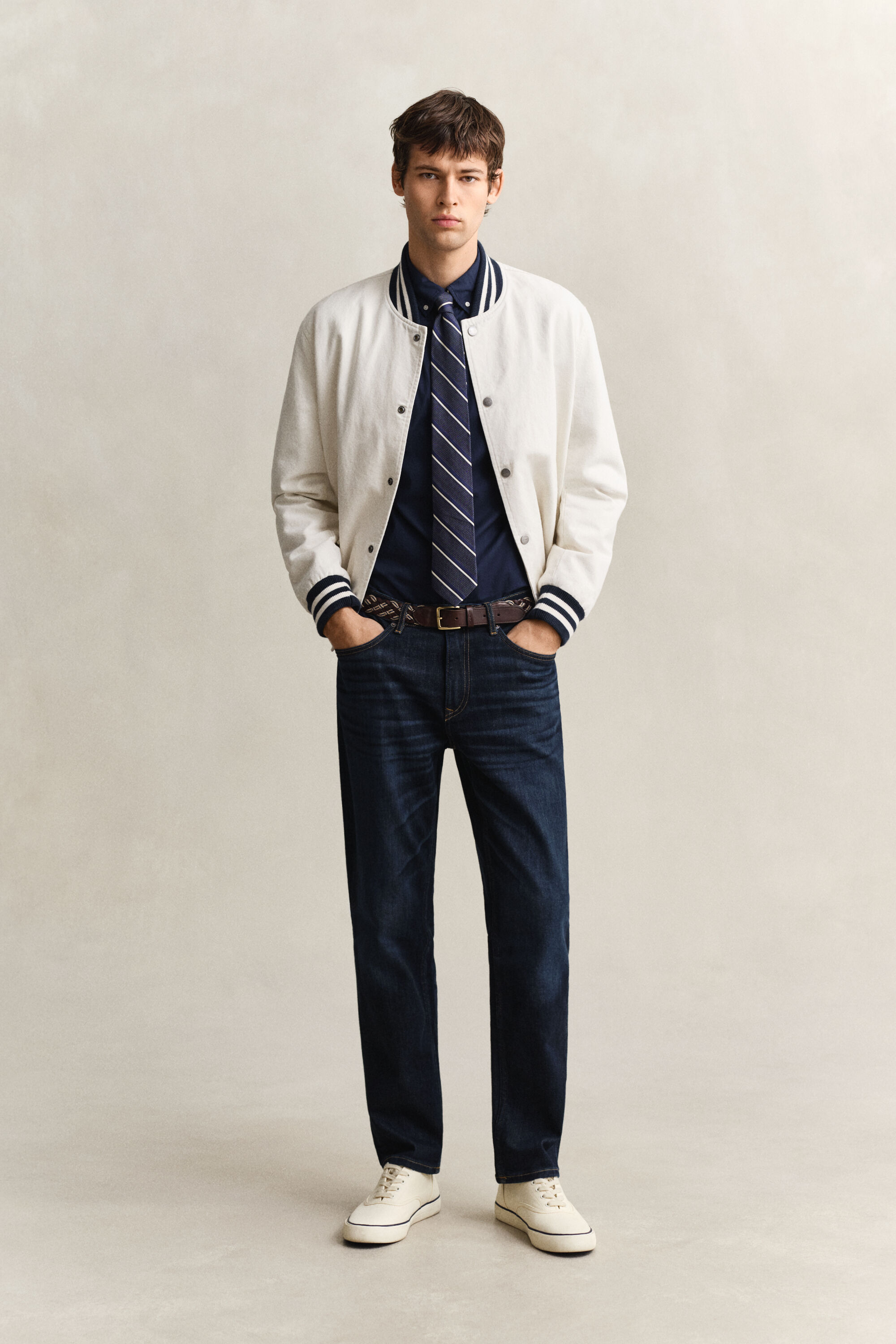 Regular fit ‑mitoitetut farkut