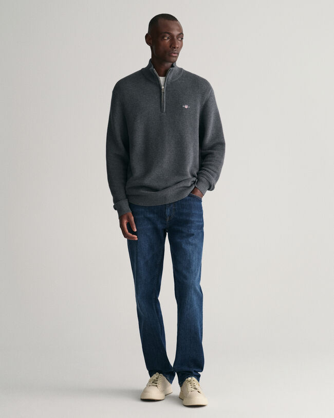 Kohopintainen puuvillaneulepusero, jossa vetoketjullinen p&auml;&auml;ntie