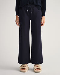 Collegehousut levenevillä lahkeilla