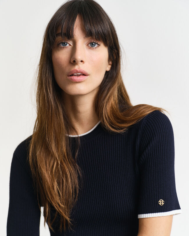 Lyhythihainen kontrastivärinen joustinneulepusero, pyöreä pääntie