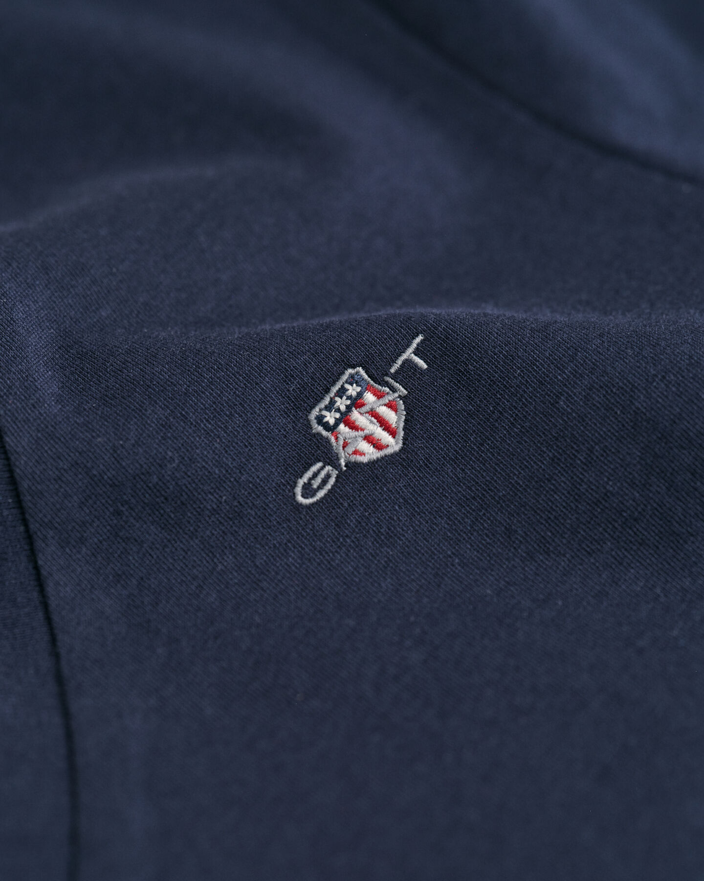 Shield-t‑paita, jossa v-pääntie