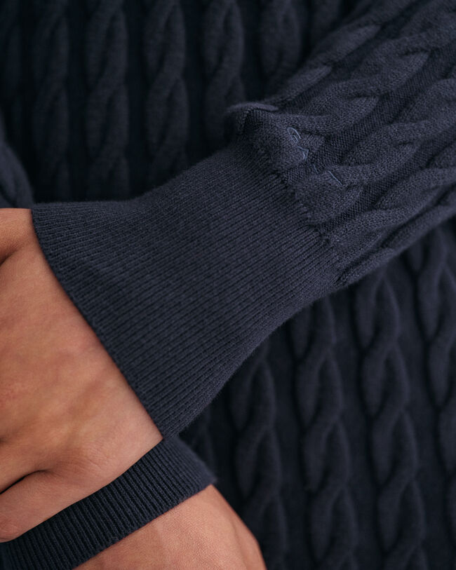 Joustopuuvillainen palmikkoneulemekko, jossa pyöreä pääntie