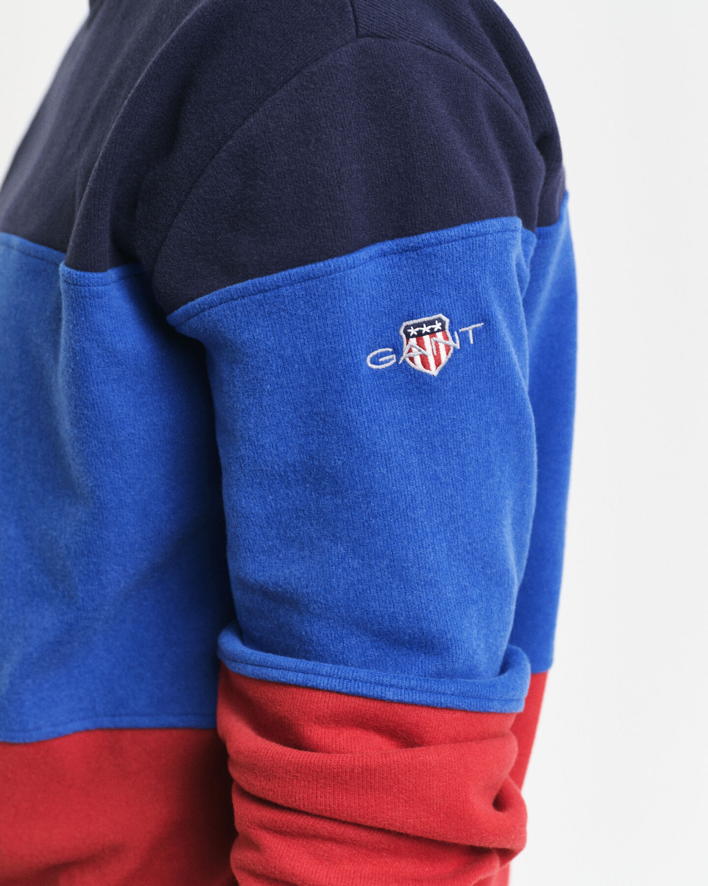 Monivärinen collegepaita, pyöreä pääntie