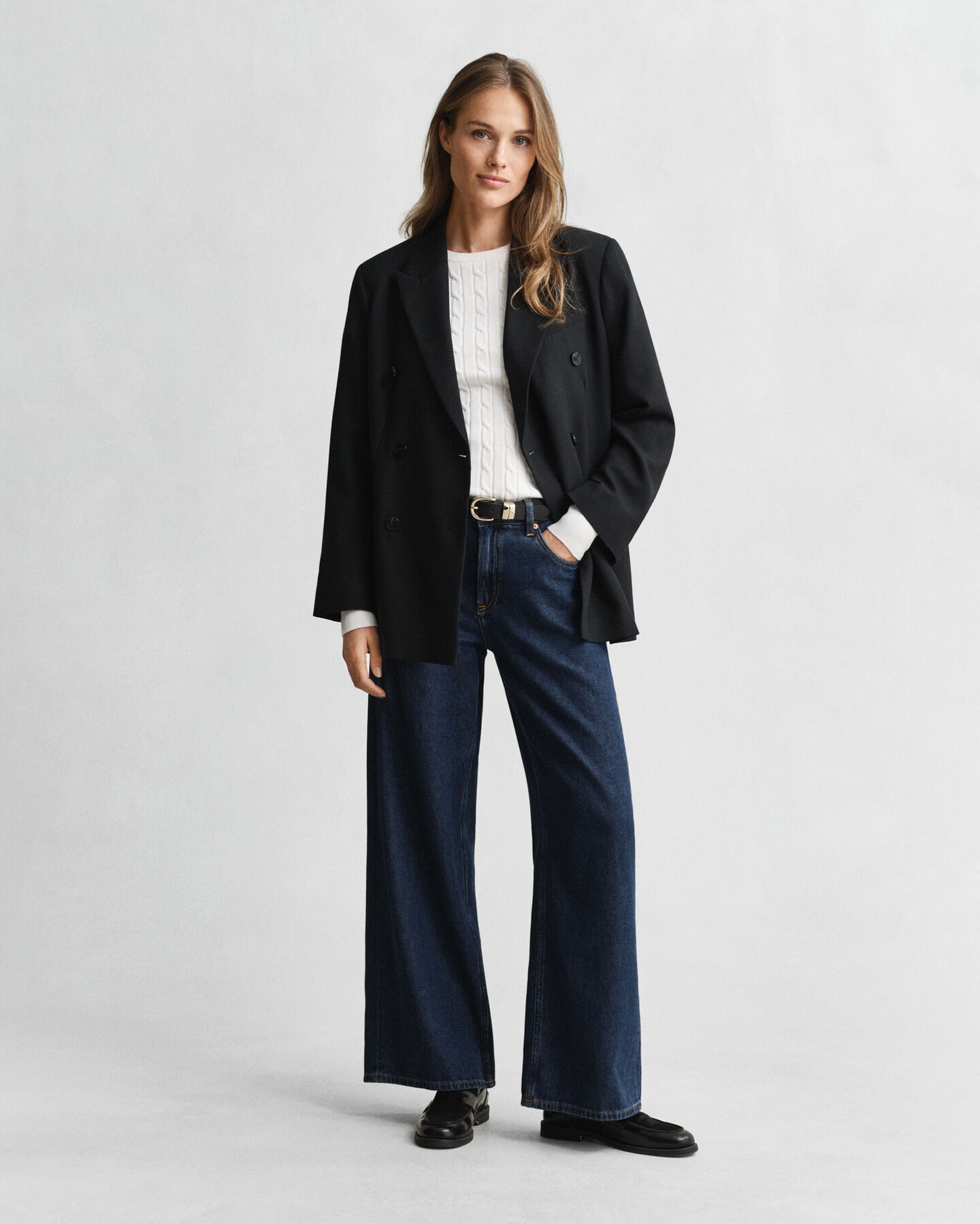 Joustopuuvillainen palmikkoneulepusero, jossa pyöreä pääntie