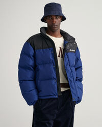 Kontrastivärinen toppatakki