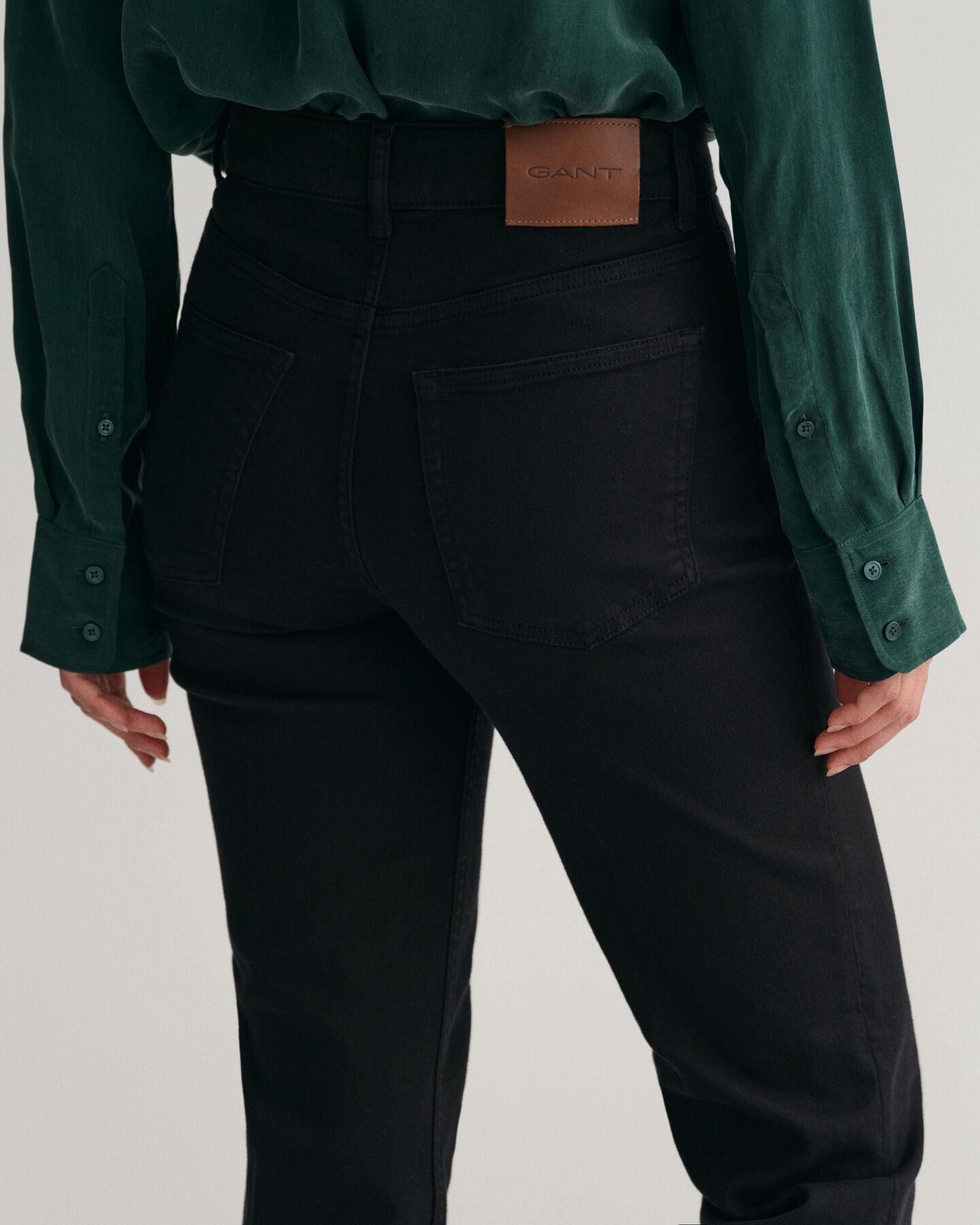 Alaspäin levenevät värifarkut