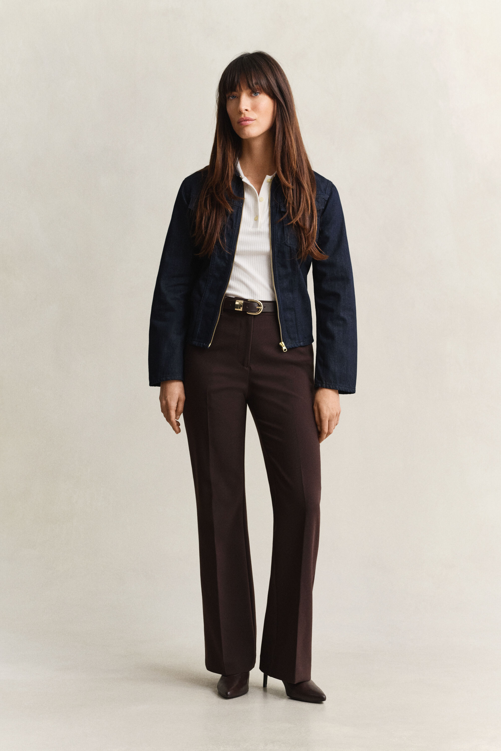 Slim fit ‑mitoitetut alaspäin levenevät housut