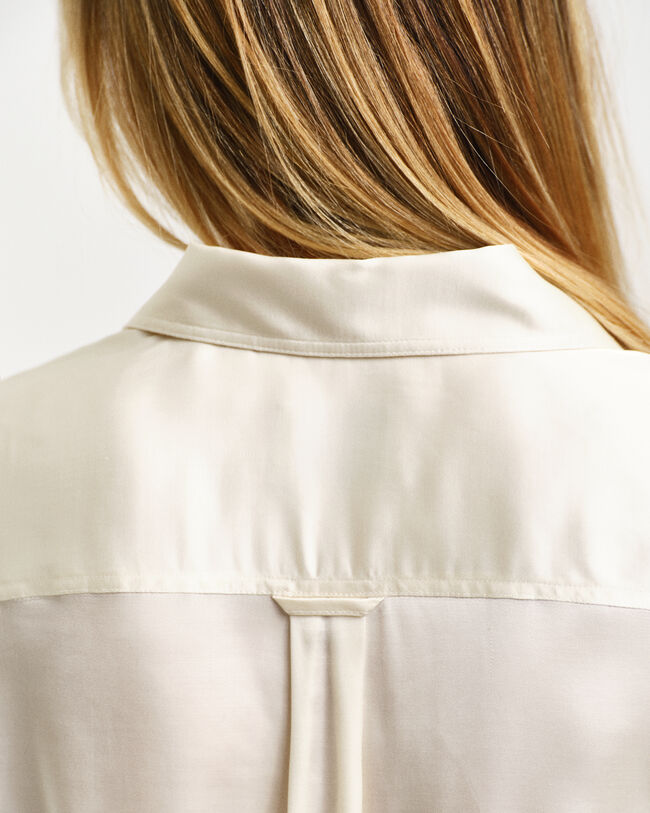 Regular fit ‑mitoitettu taskullinen paita