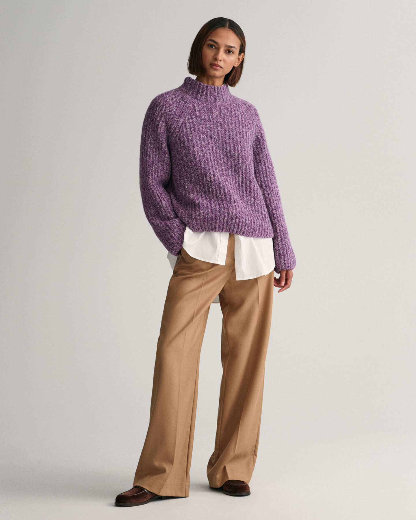 Monis&auml;vyinen pystykauluksinen neulepusero