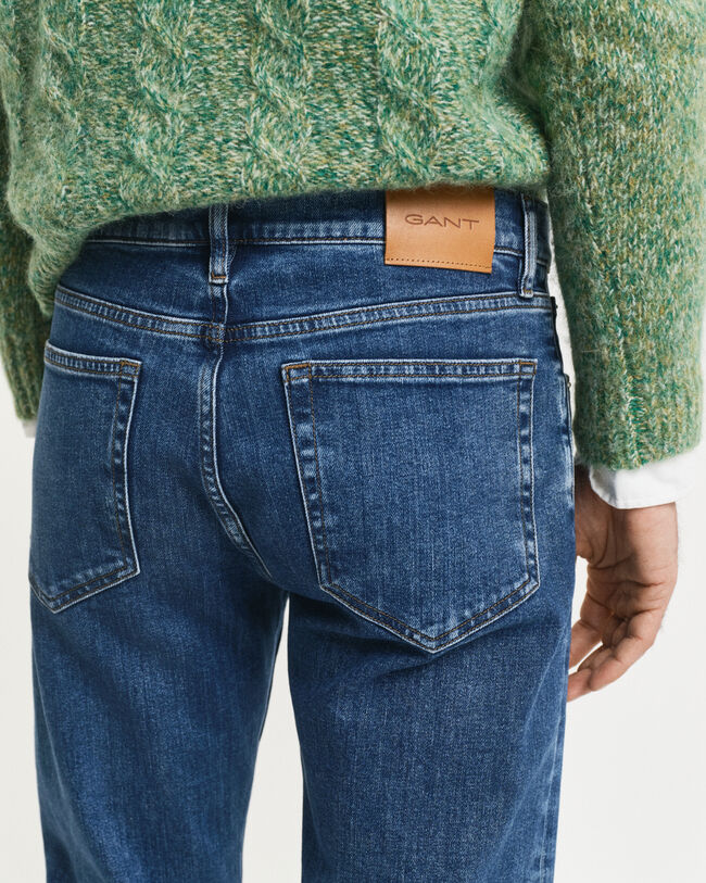 Regular fit ‑mitoitetut Clean Wash ‑farkut