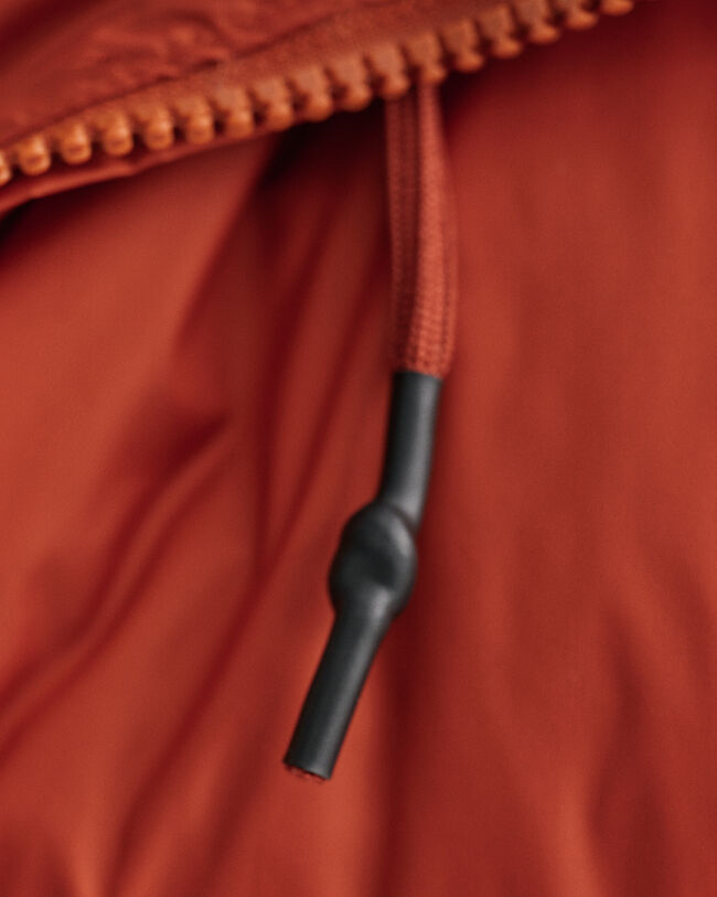 Kiiltävä toppatakki