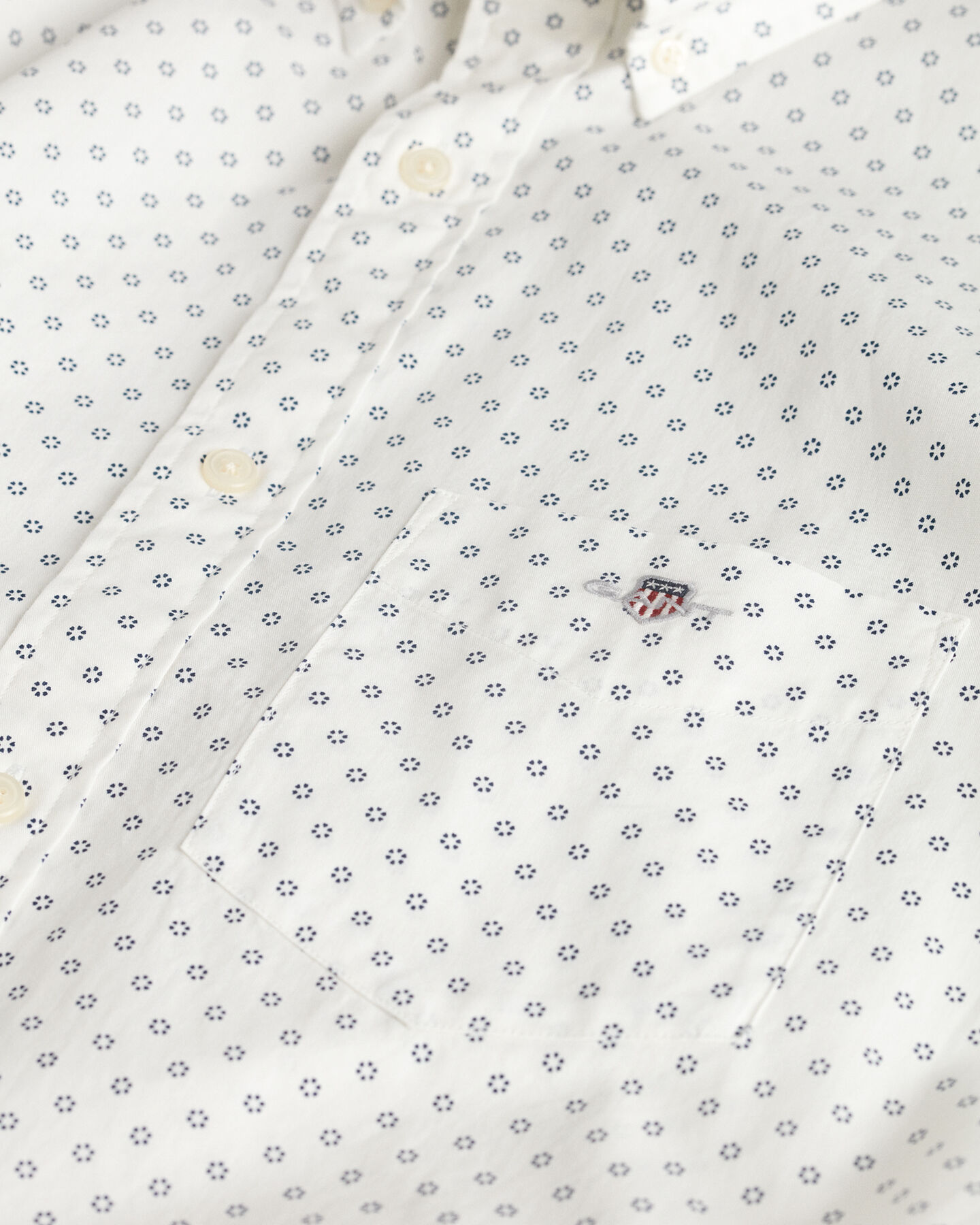 Regular fit ‑mitoitettu pikkukuvioinen paita