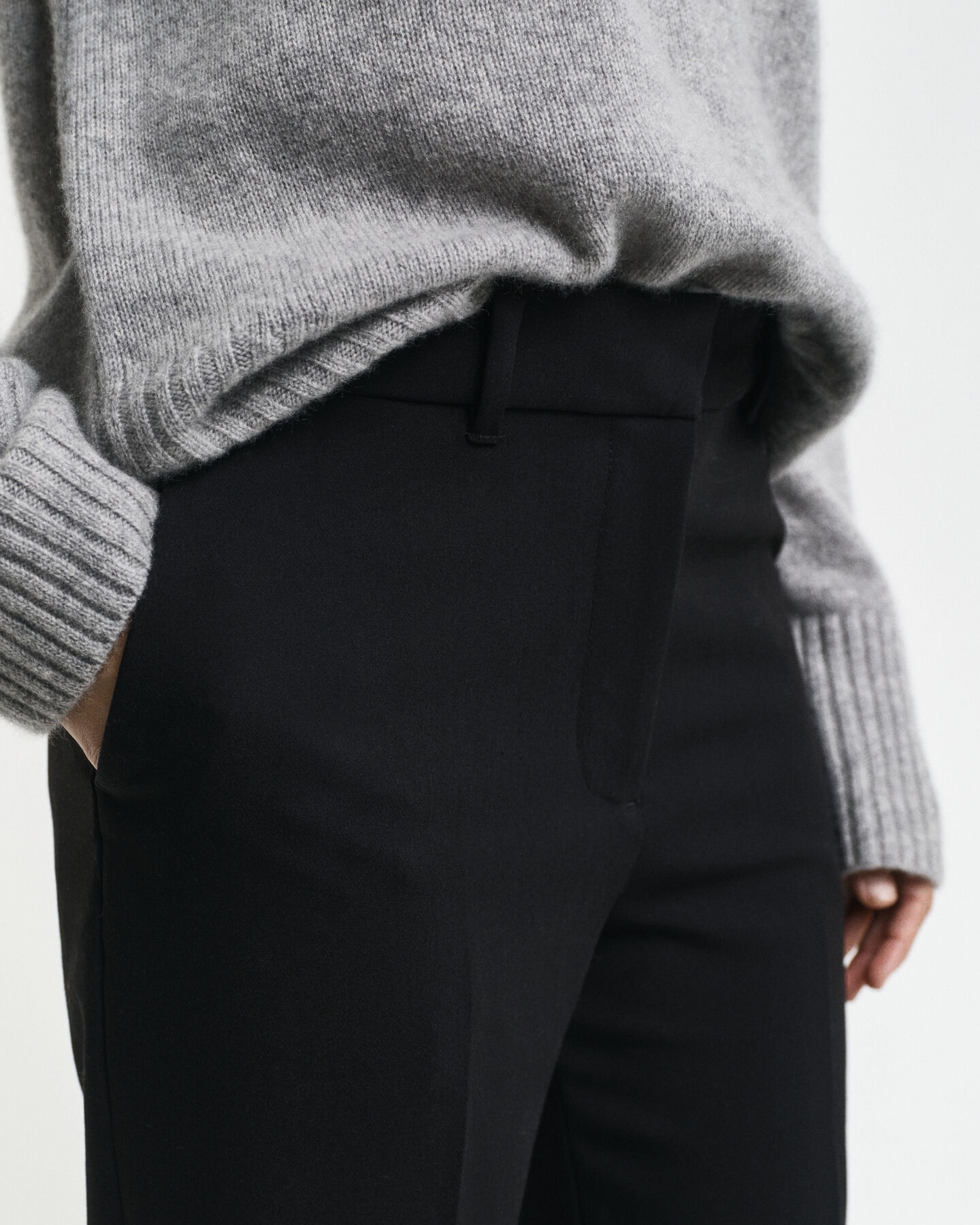 Slim fit ‑mitoitetut alaspäin levenevät housut