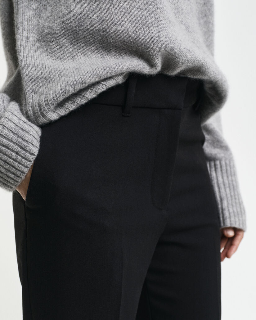 Slim fit ‑mitoitetut alaspäin levenevät housut