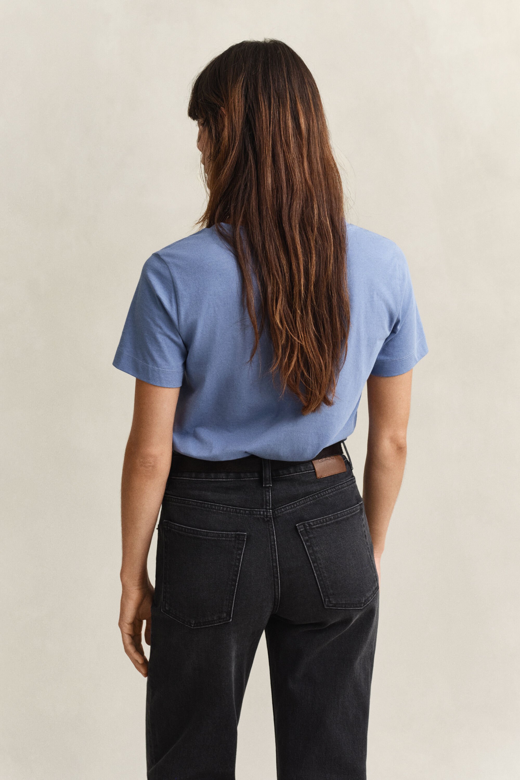 Shield-t‑paita, jossa v-pääntie