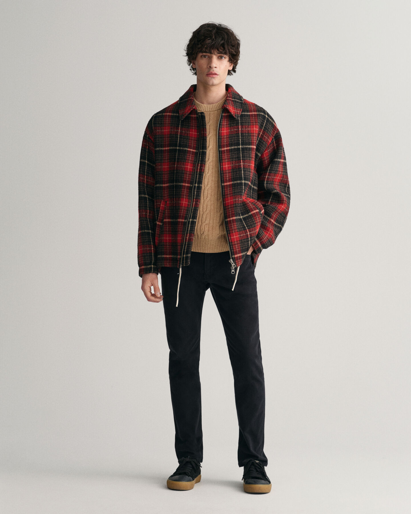 Lampaanvillainen palmikkoneule, jossa pyöreä pääntie