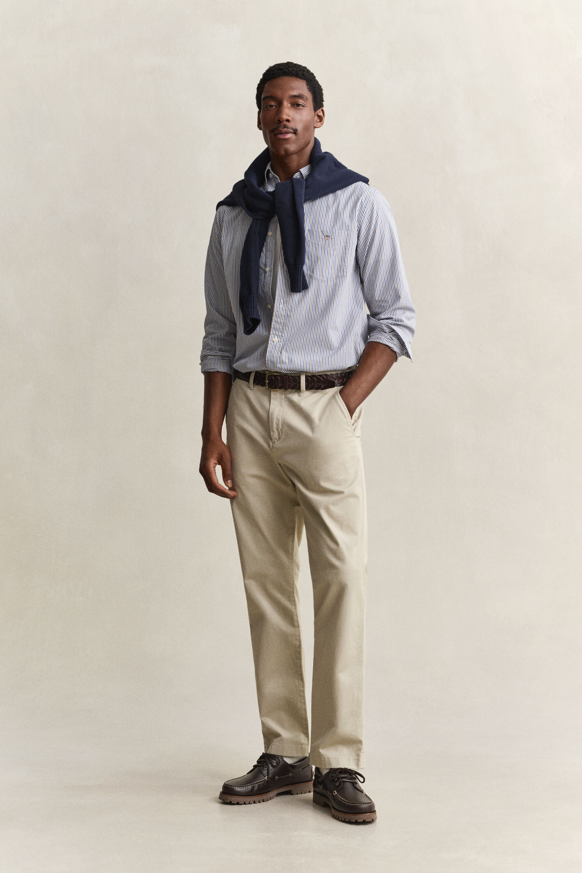 Regular fit ‑mitoitetut klassiset chinot