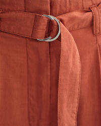 Vajaamittaiset leve&auml;lahkeiset vy&ouml;ll&auml; varustetut housut