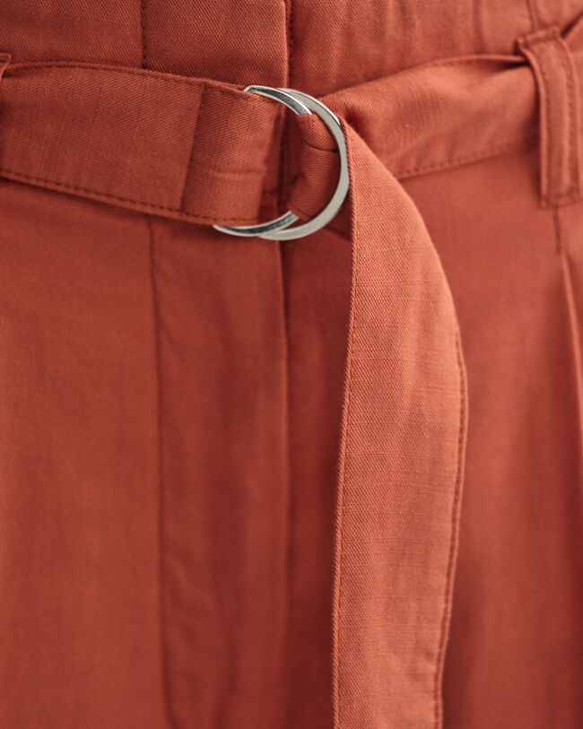 Vajaamittaiset leve&auml;lahkeiset vy&ouml;ll&auml; varustetut housut