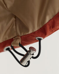 Kiiltävä toppatakki